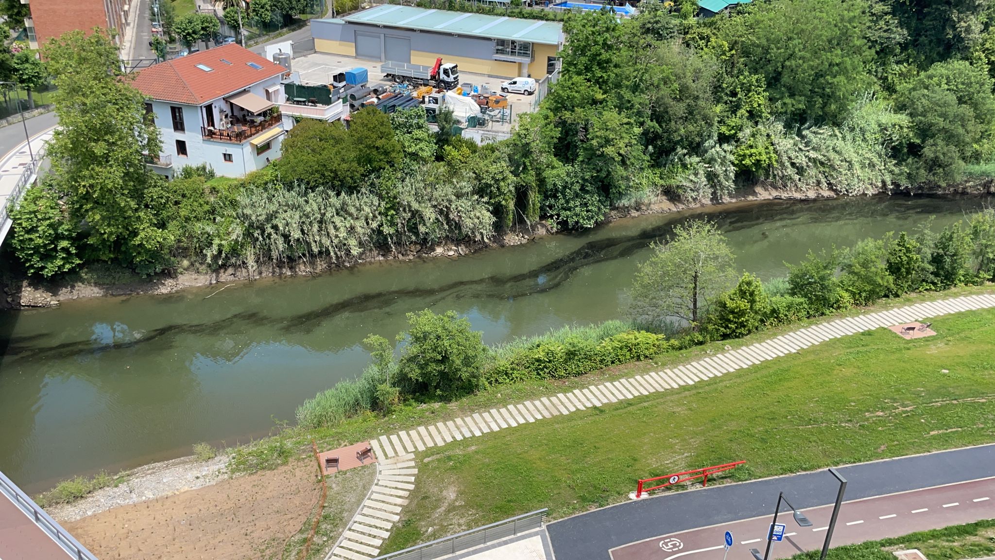 Txomin vertido Nuevo vertido a la altura de Txomin Enea, denuncia Eguzki