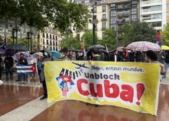 Imagen de la concentración contra el bloqueo a Cuba. Foto: EH Bildu (vía twitter)