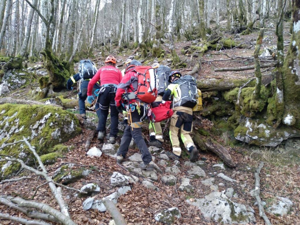 ciclista menor Rescatado un menor accidentado en bicicleta en un monte de Tolosa