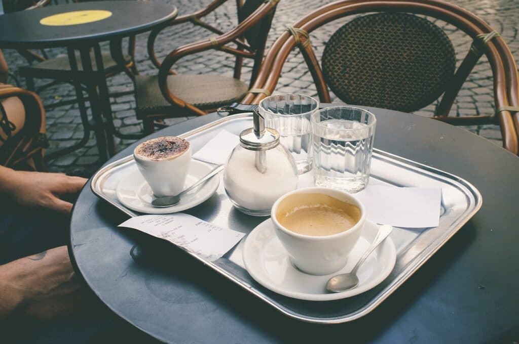 coffee shop 1154289 1280 Todos los pueblos vascos menos uno tienen bar, pero el 42% carece de bancos