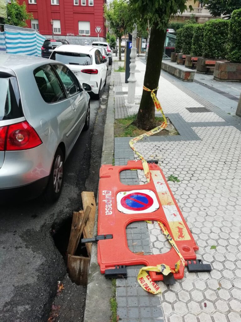 Socavón con valla en la calle Sukia del Antiguo 2 denuncia Sukia Socavón con valla en la calle Sukia del Antiguo