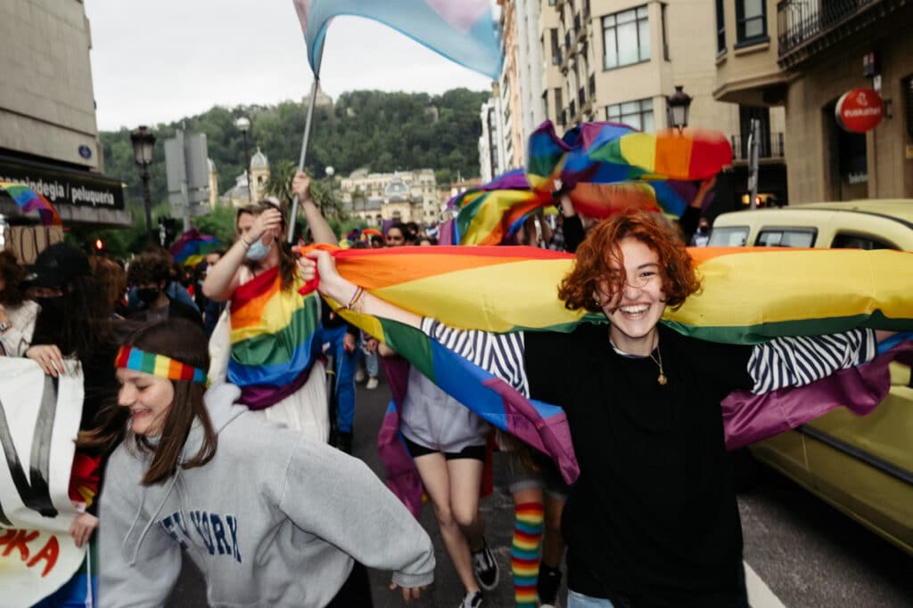 donostitik marcha lgtbi 03 El Orgullo LGTBI+ congrega a más de un millar de personas en Donostia