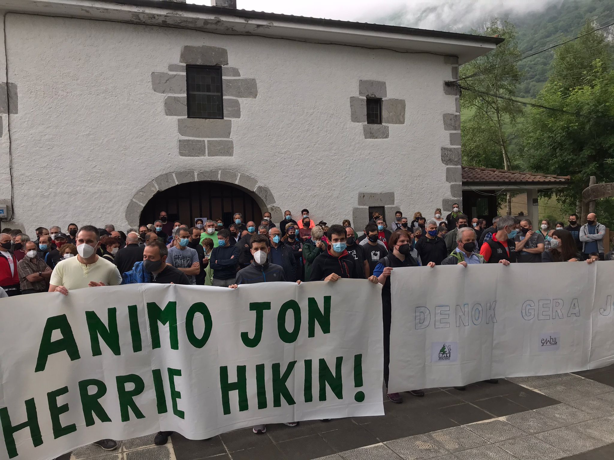 enba Baserritarras de Aralar denuncian la muerte de la vaca como un ataque al colectivo