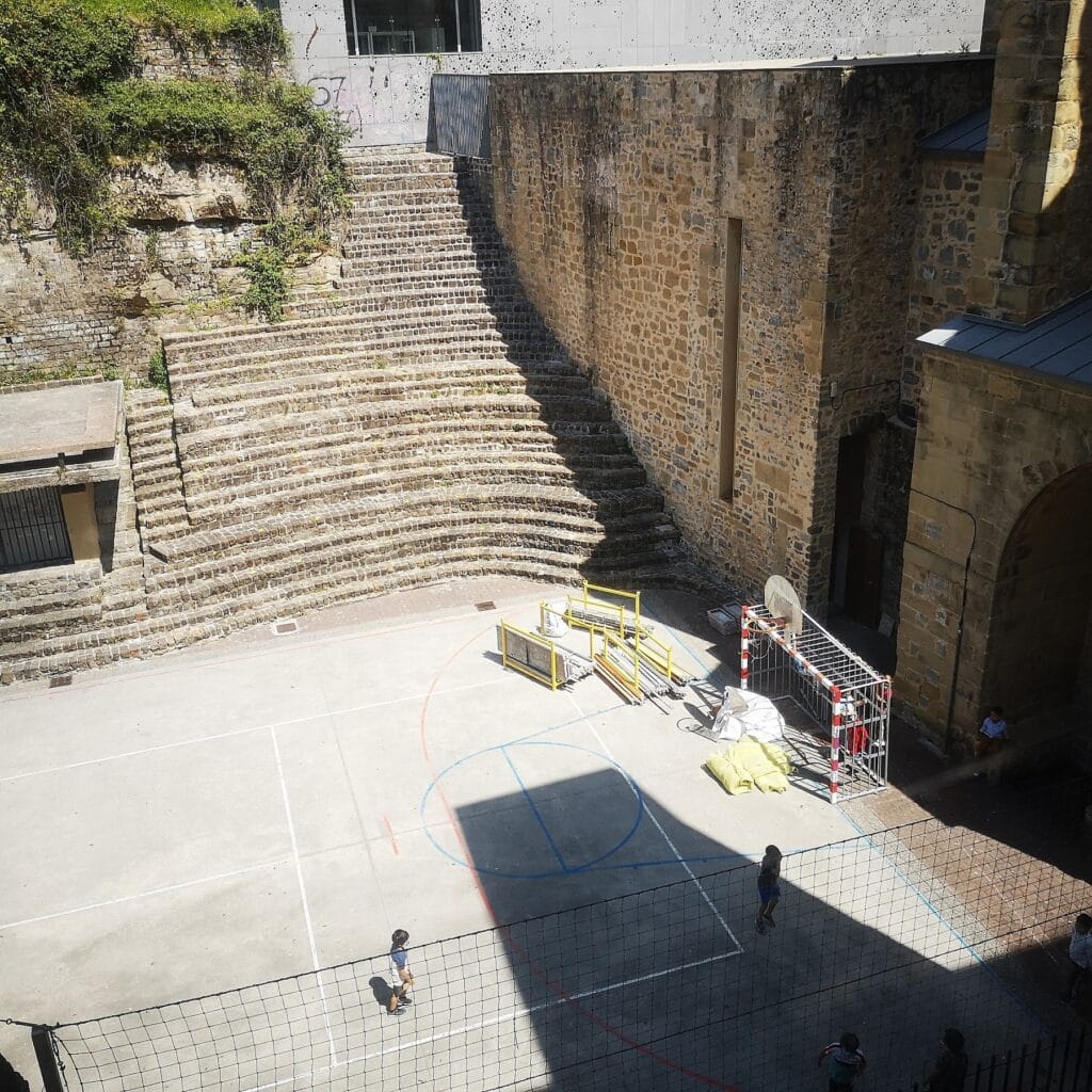 plaza trinidad donostia Una corrala donostiarra en el corazón de la calle 31 de agosto