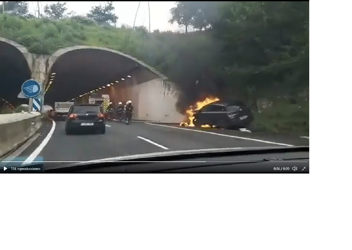 Un coche choca y se incendia en la GI-40 1 tunel Un coche choca y se incendia en la GI-40