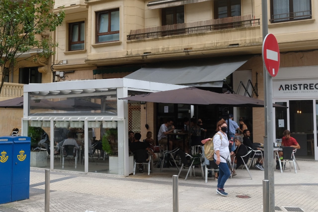“Nos han echado por besarnos en un bar”