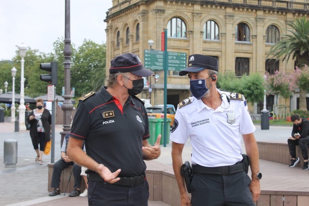 Ertzaintza y Guardia municipal Policía local y Ertzaintza refuerzan su coordinación contra las aglomeraciones