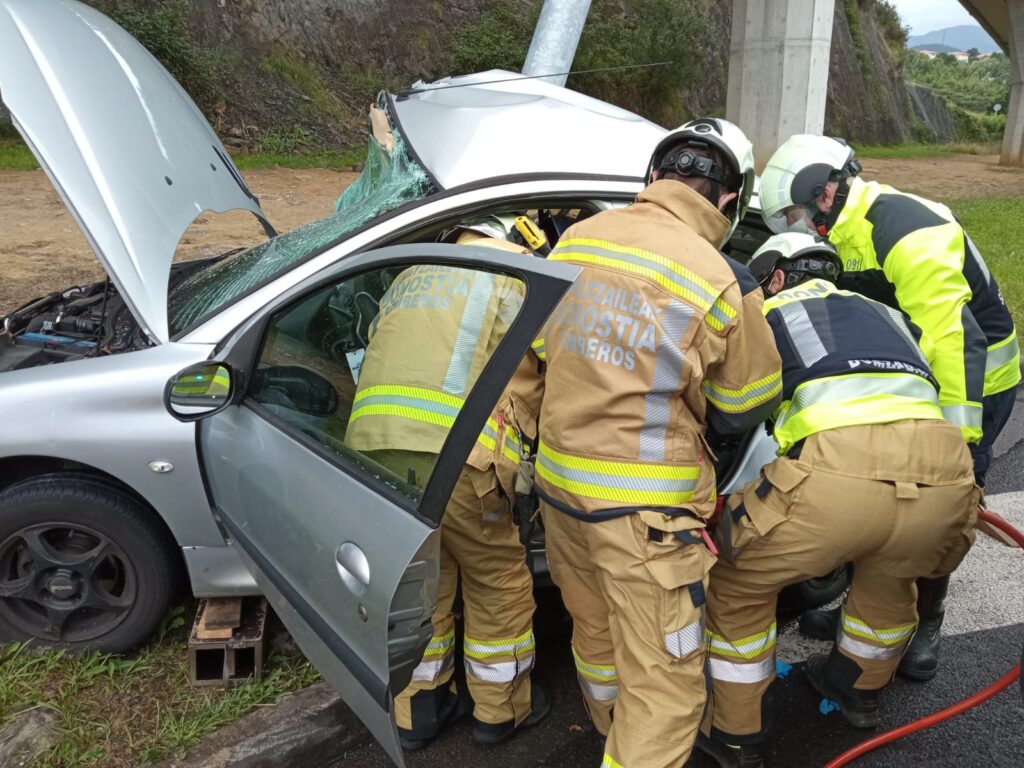 Lasarte atrapado Un herido en un accidente de tráfico en Lasarte-Oria