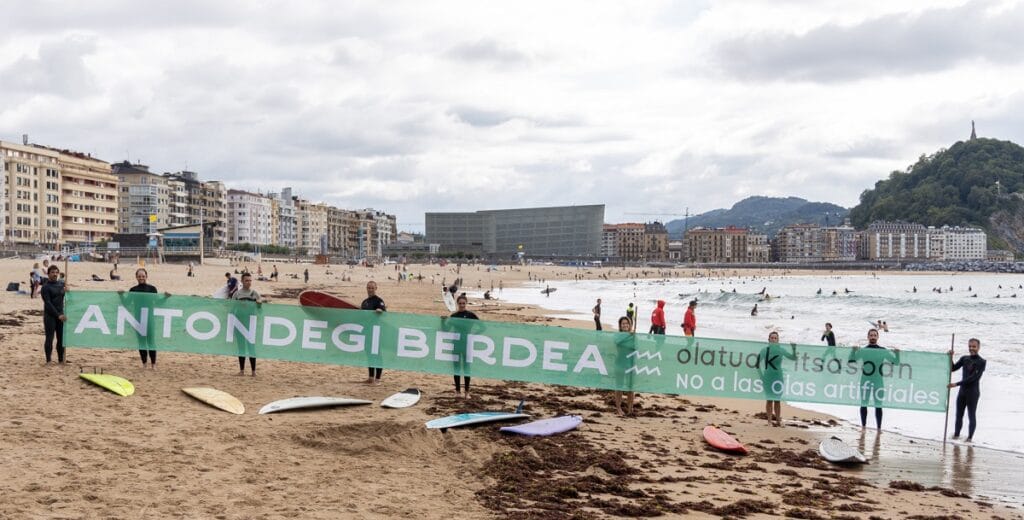 Pancarta en orilla Científicos firman contra la ola artificial de Antondegi