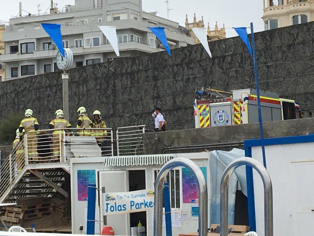 bomberos Zurriola Cierre provisional de las piscinas de la Zurriola por una avería
