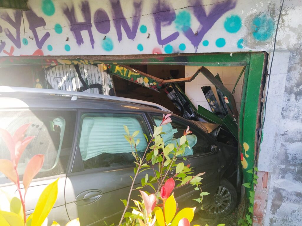 coche empotrado Una persecución termina con un coche empotrado y una detención en Martutene
