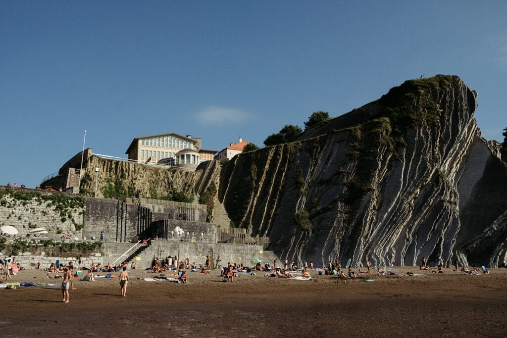 donostitik zumaia itzurun 6 Aparece el cadáver de una mujer en la playa de Itzurun de Zumaia