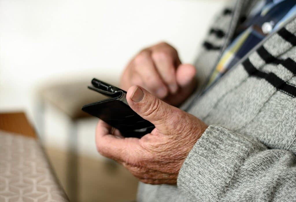 mobile phone 4515168 1280 Diputación de Gipuzkoa destina 750.000 euros a proyectos ligados al envejecimiento saludable