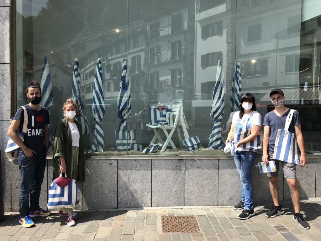 sindesperdicio escaparate 'Toldos de la Concha' convertidos en moda en el Aquarium donostiarra