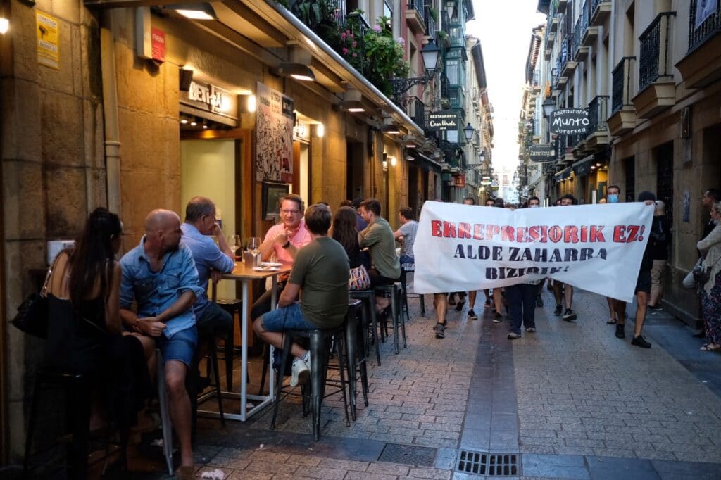 2021 0828 19420200 copy 1280x853 Manifestación contra "el acoso policial" tras los desórdenes de las últimas noches en Donostia