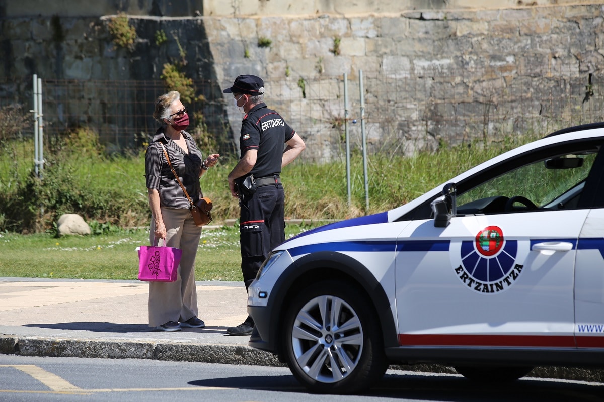 Abrazos solidarios La policía advierte de las consecuencias de los 'abrazos solidarios'