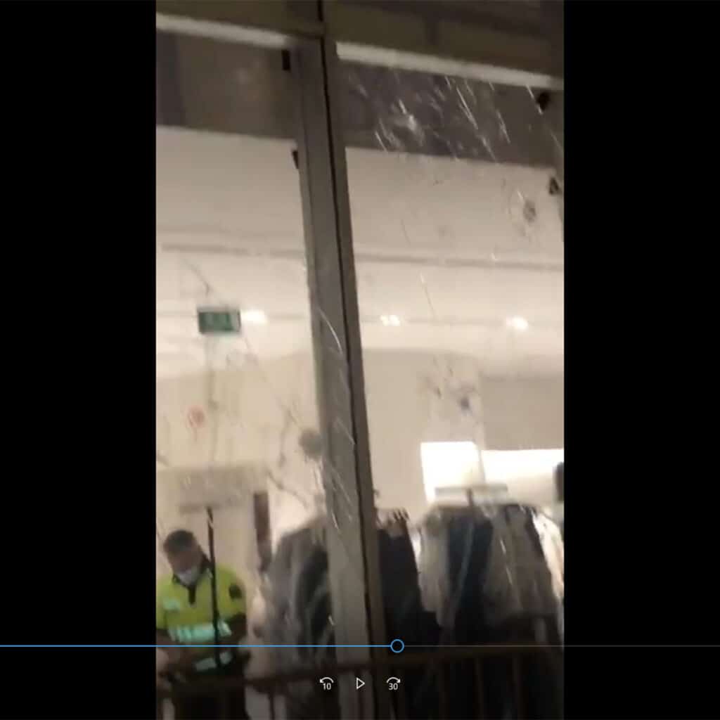 Comercios Disturbios, diez detenidos y escaparates rotos esta madrugada en Donostia
