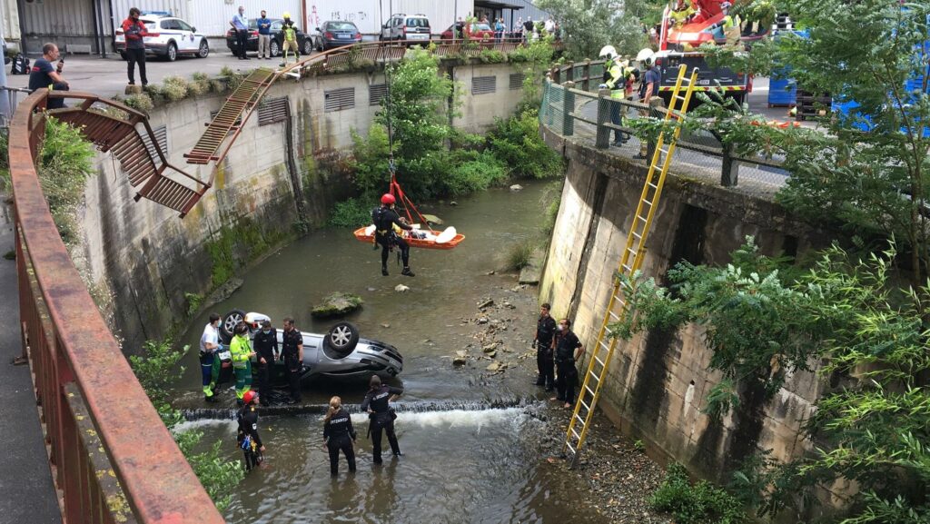 Errenteria Accidente mortal tras caer un coche al río en Oiartzun