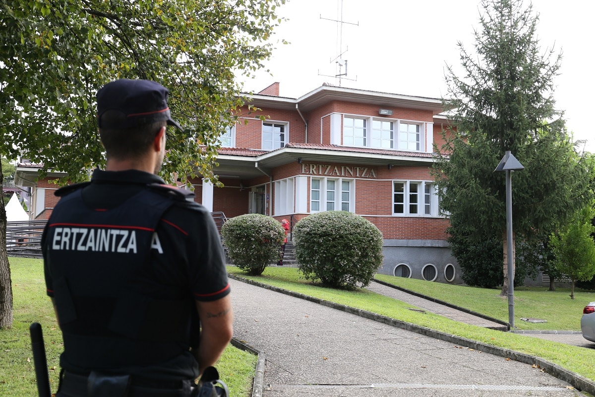 Ertzaintza robo Detenidos tres varones cuando robaban en el polígono Akarregi de Hernani