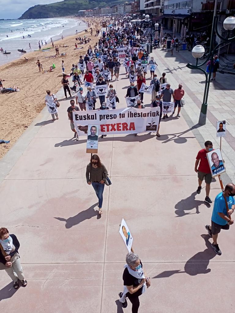 Etxerat se manifiesta en las playas por el acercamiento de los presos