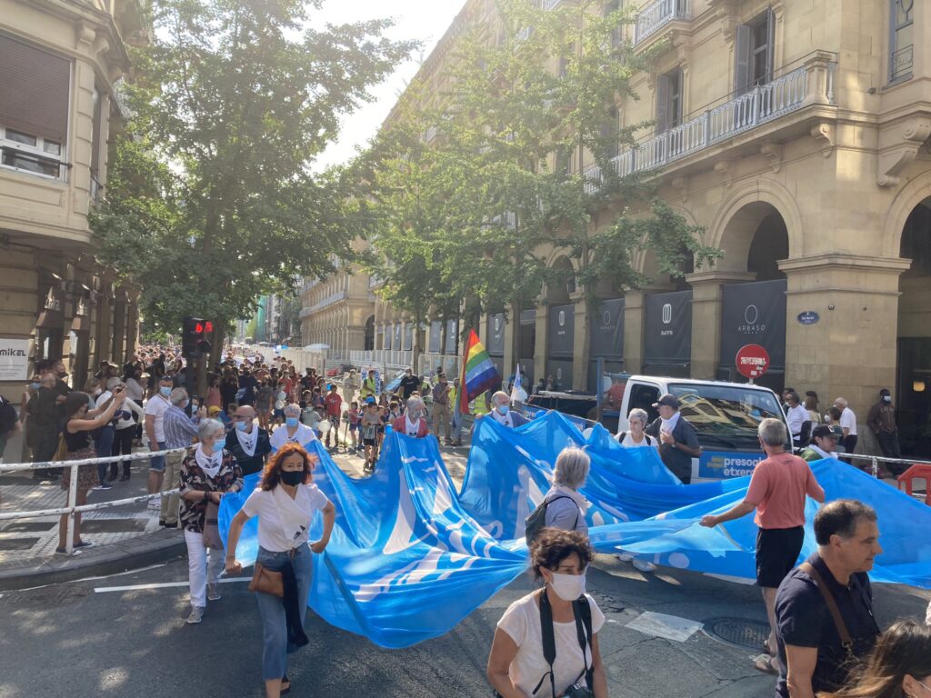 Sare agosto Un millar de manifestantes pide agilizar el acercamiento de presos en Donostia