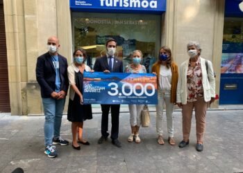 Entrega del cheque al viajero Donostia-Biarritz Nº 3.000. Foto: Gobierno vasco