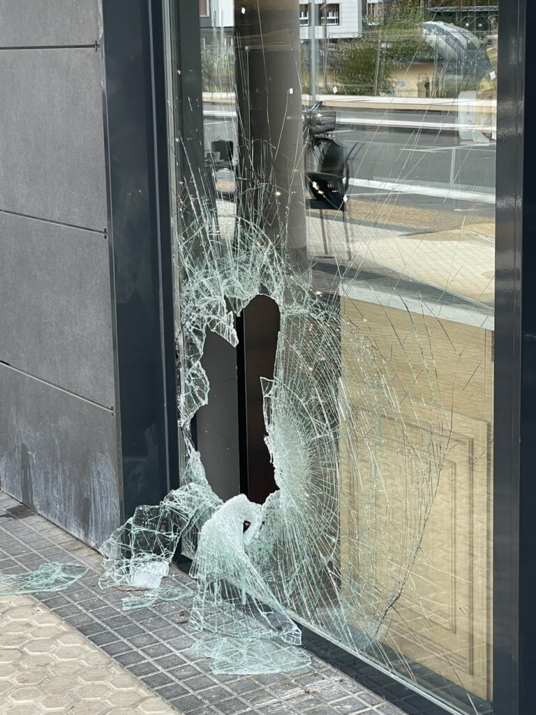 cristal roto Denuncias por inseguridad en Txomin Enea
