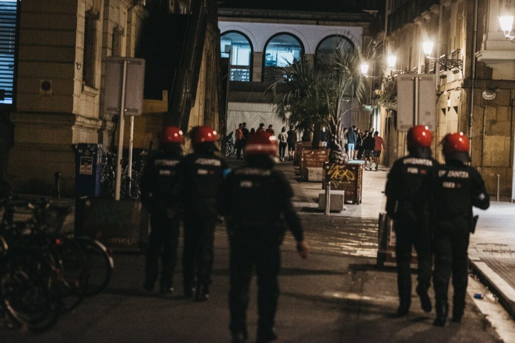 disturbios sabado El fin de semana se salda en Gipuzkoa con 14 multas por las restricciones del covid