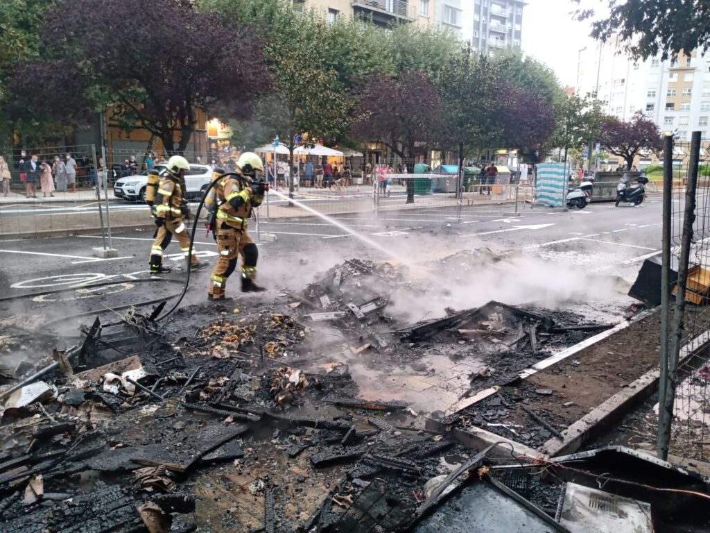 incendioAmara2 Aparatoso incendio sin consecuencias personales en Amara