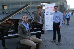 2021 0924 11003600 copy 1280x853 Ocho pianos de cola se reparten hoy por Donostia a disposición de cualquiera