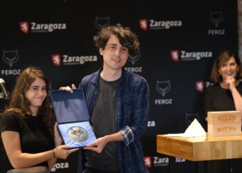 Jonás Trueba recibe el Premio Feroz Zinemaldia por 'Quién lo impide'. Fotos: Santiago Farizano