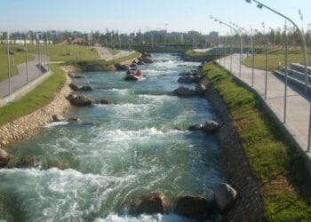 Canal de aguas bravas de Zaragoza, una instalación similar. Foto: zaragozadeporte.com.