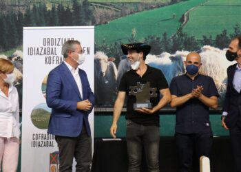 Felicitaciones a Eneko Goiburu, ganador del concurso de quesos de Ordizia. Foto: Diputación