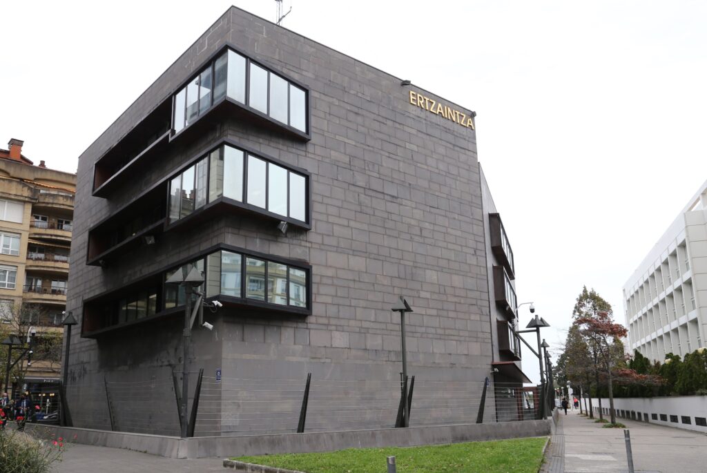 Una pelea en la estación de Donostia se salda con tres arrestados 2 Ertzaintza1 Una pelea en la estación de Donostia se salda con tres arrestados