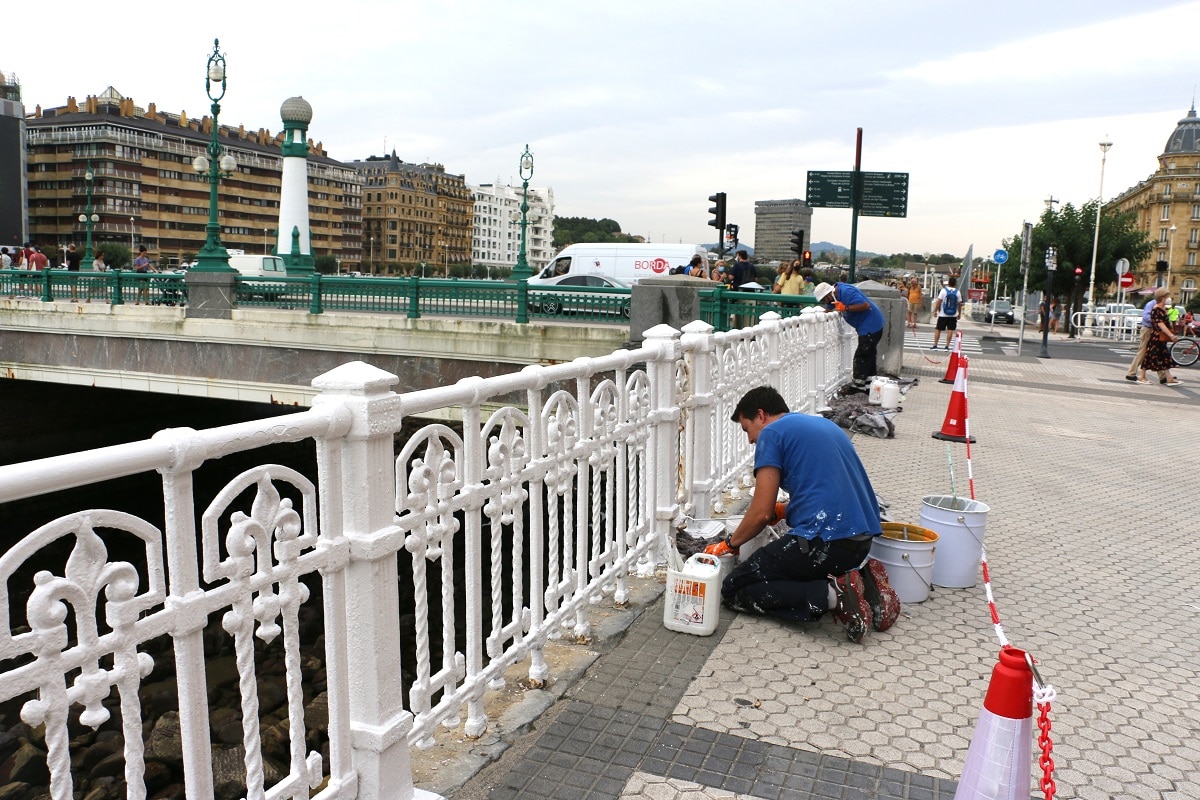 Paseo Francia Juan Carlos Cinco operarios pintan la barandilla del Paseo de Salamanca