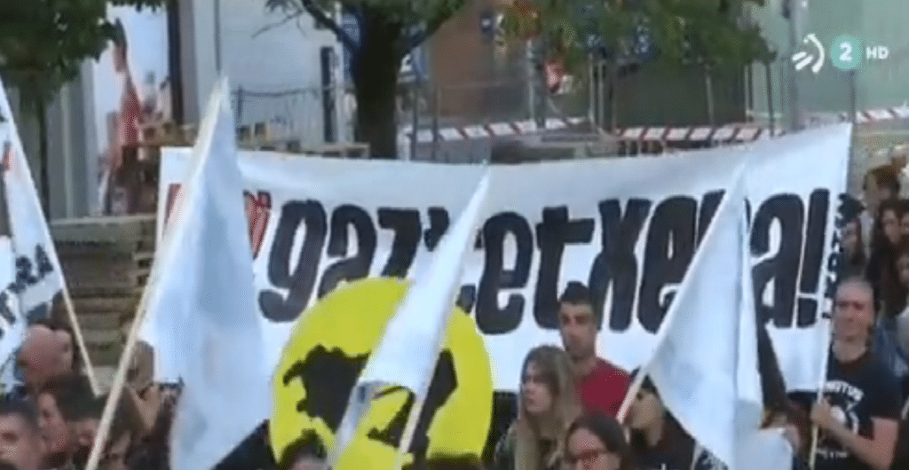 Sare Arrasate Sare se solidariza con Parot en una marcha multitudinaria en Arrasate