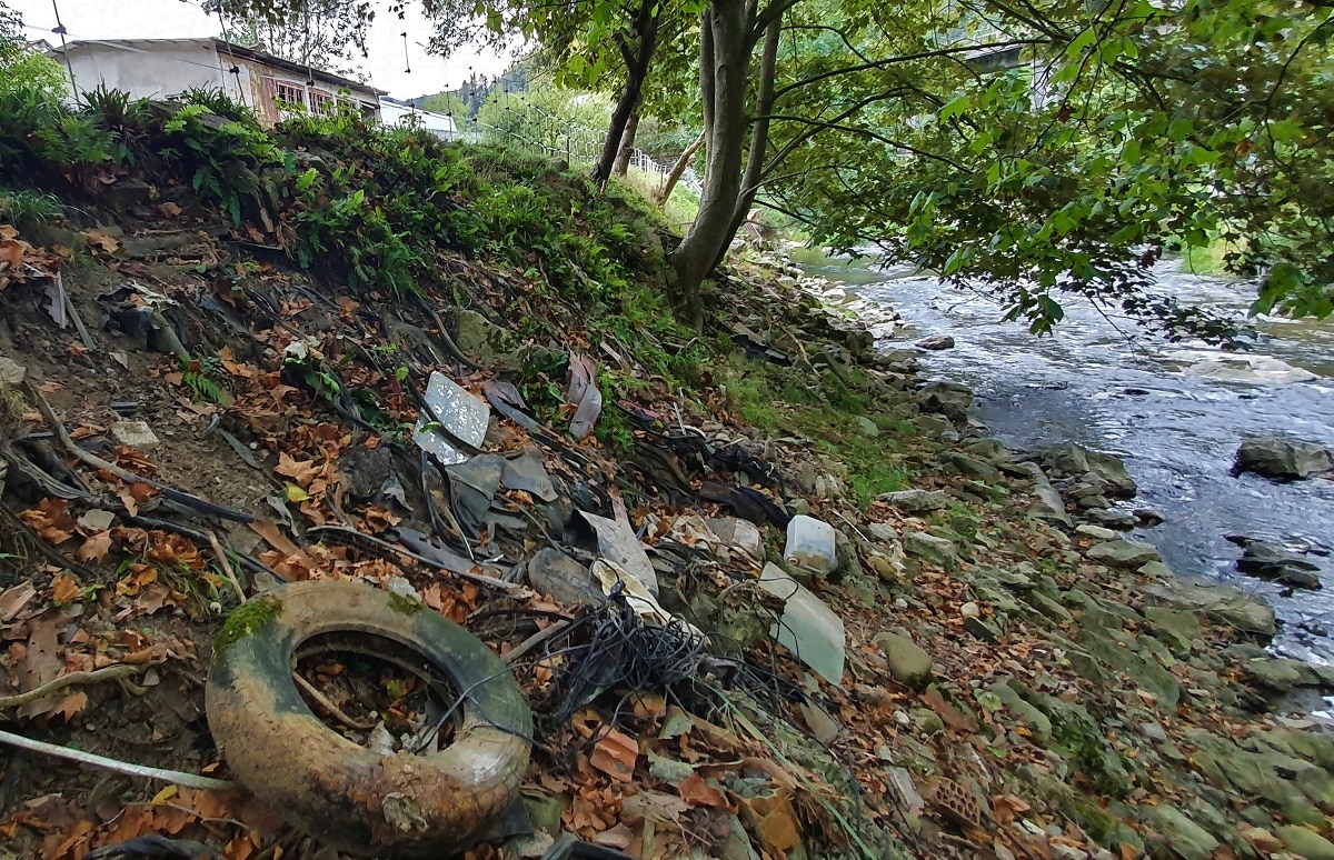 Zestoa 1 Zestoa: los ecologistas denuncian vertidos de residuos en el río Urola