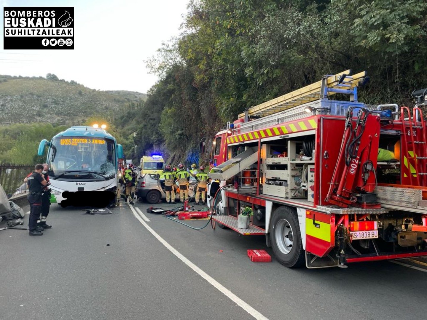 Zestoa Un herido en la colisión de un turismo y un autobús en Zestoa