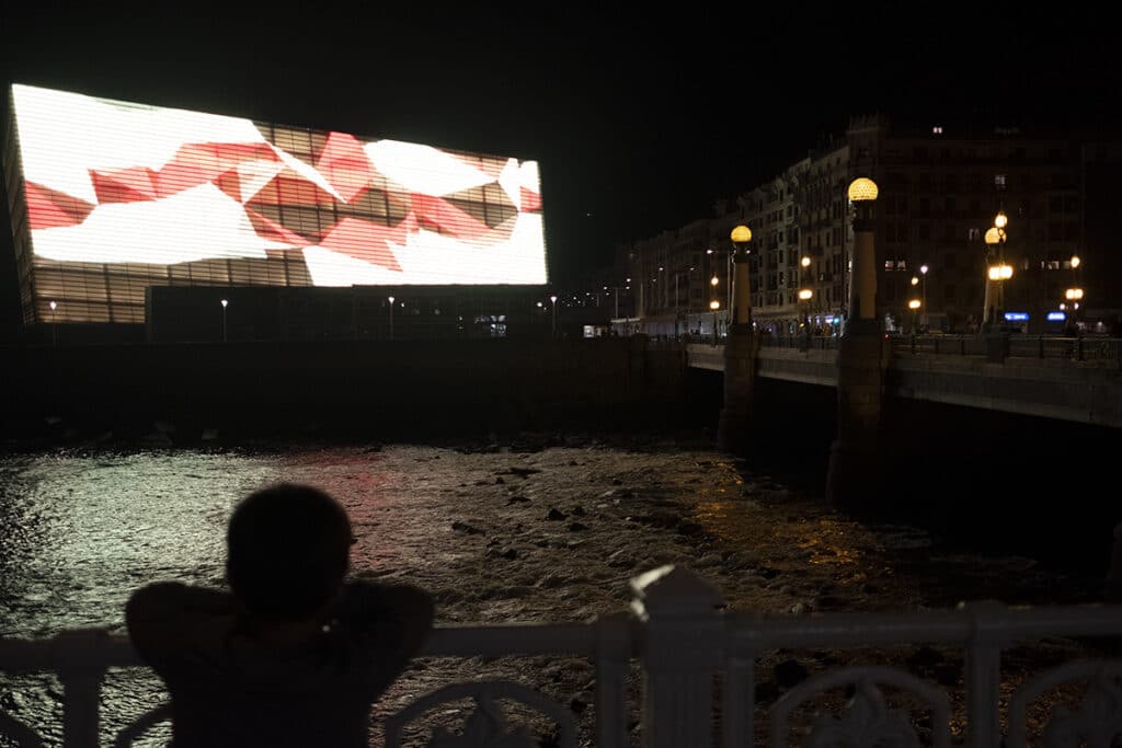 donostitik kursaal Crimson Waves en el Kursaal