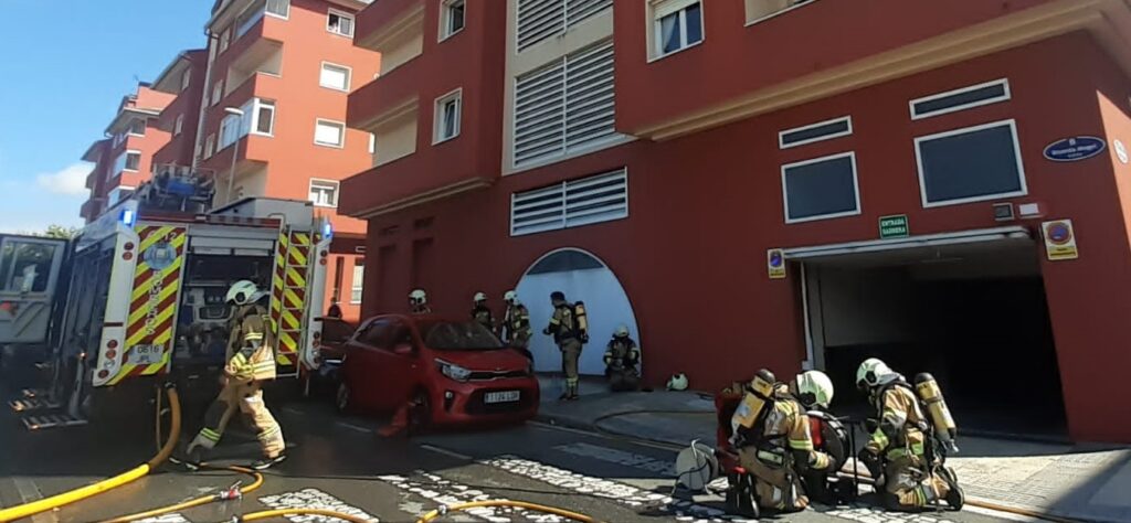 fuego intxaurrondo Intxaurrondo: Rescatado tras querer sacar su coche de un garaje que se incendiaba
