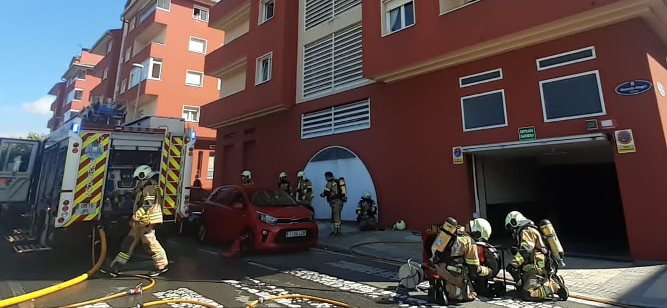 fuego Intxaurrondo: Rescatado tras querer sacar su coche de un garaje que se incendiaba