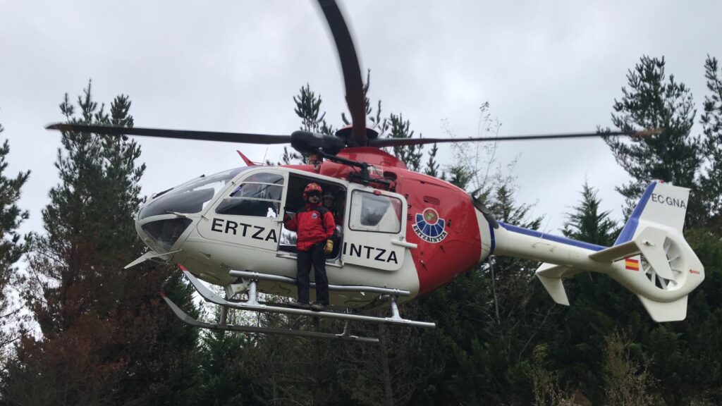 helicoptero2Tolosa Un montañero fallece por un infarto en un bosque de Tolosa