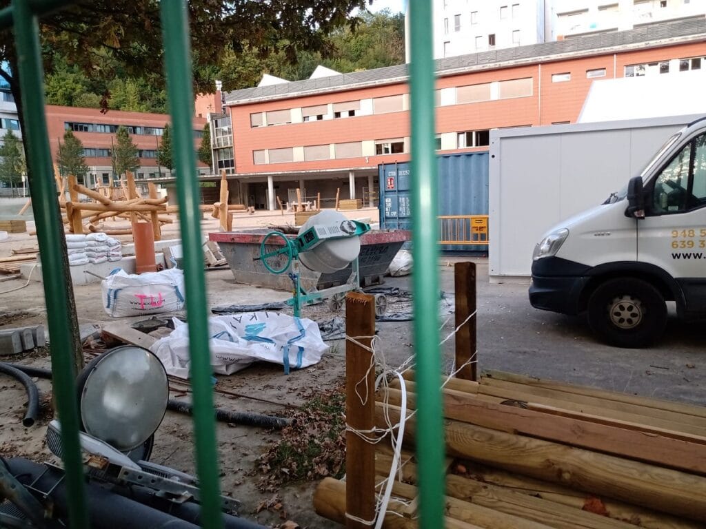 obras1 "Inclusivo, será. Pero el patio de Morlans sigue levantado"