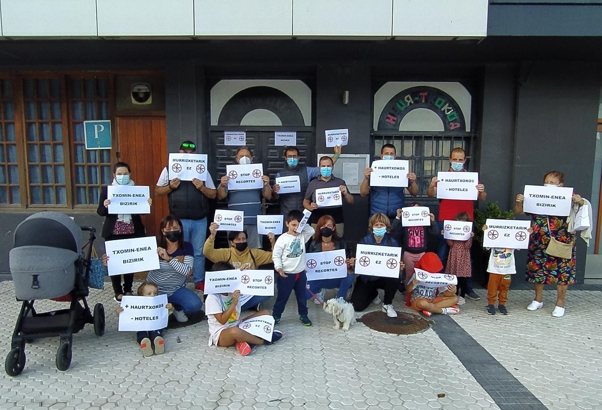 Protesta en Txomin-Enea porque no abre el haurtxoko 1 20211004 Protesta en Txomin-Enea porque no abre el haurtxoko