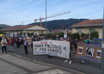 Marcha de trabajadoras y familiares a la residencia Berra esta mañana. Foto: Gipuzkoako Senideak