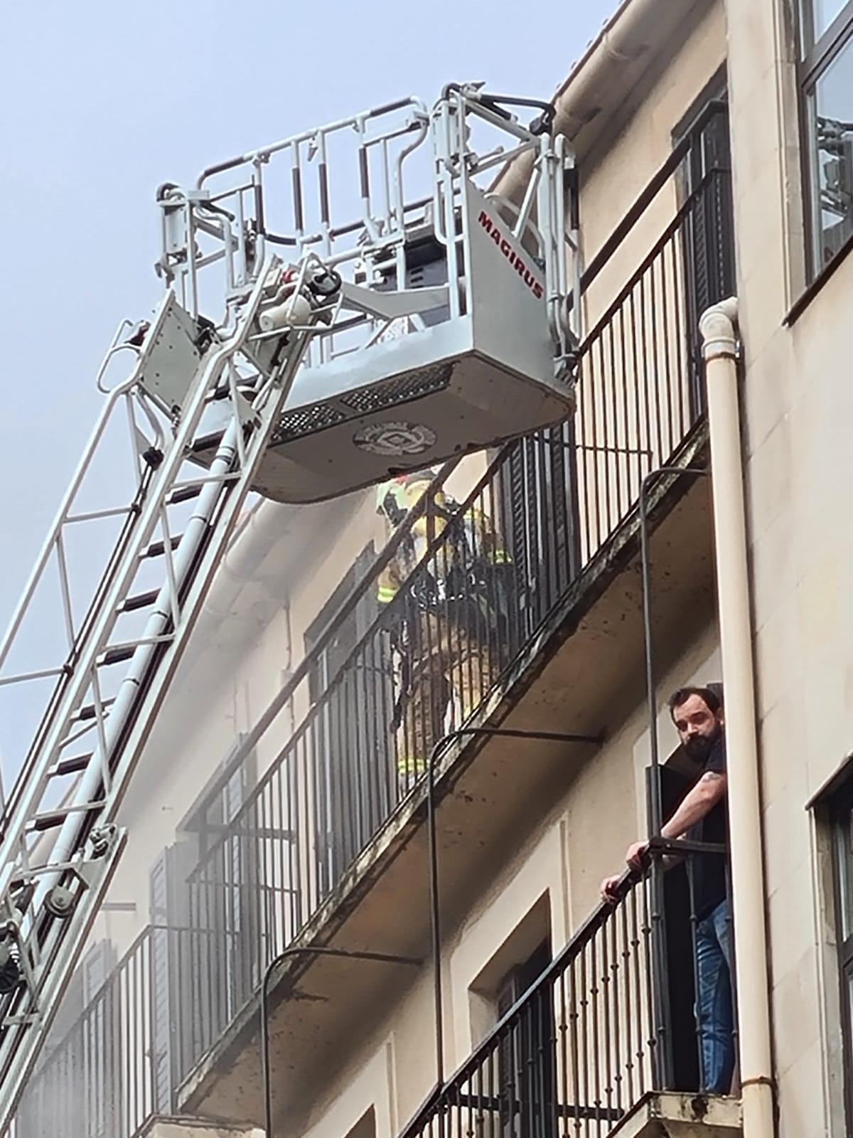 Camino2 Incendio: Los vecinos del edificio de la calle Camino dormirán fuera de casa por seguridad