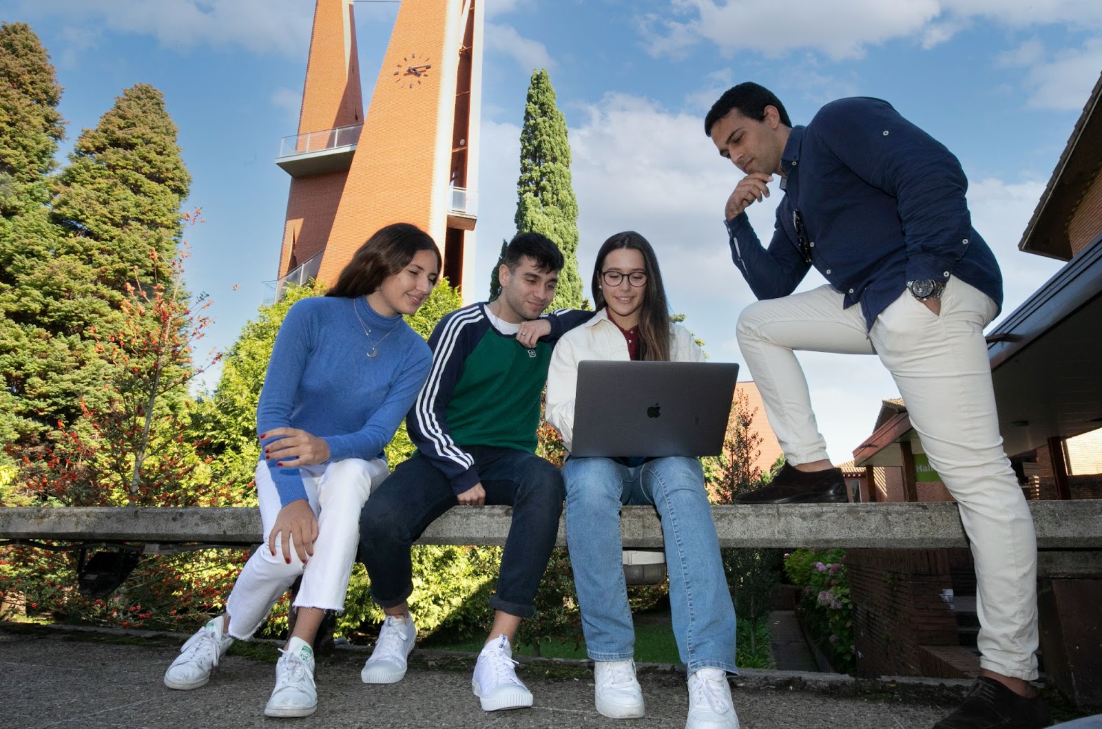 125 personas podrán estudiar sin coste alguno gracias a las nuevas Becas Deusto Arrupe 1 Deusto pandilla 125 personas podrán estudiar sin coste alguno gracias a las nuevas Becas Deusto Arrupe
