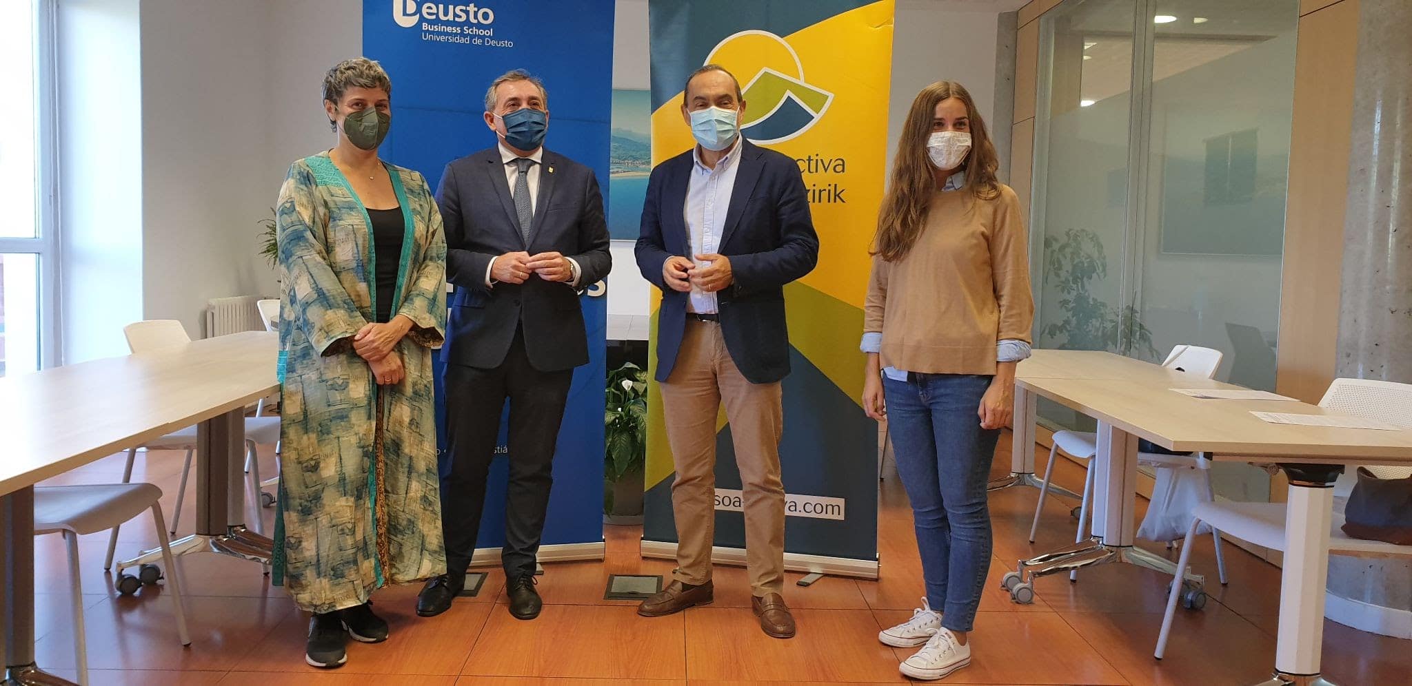 Bidasoa activa y la Universidad de Deusto suscriben un convenio 1 Deusto y Bidasoa Activa Bidasoa activa y la Universidad de Deusto suscriben un convenio