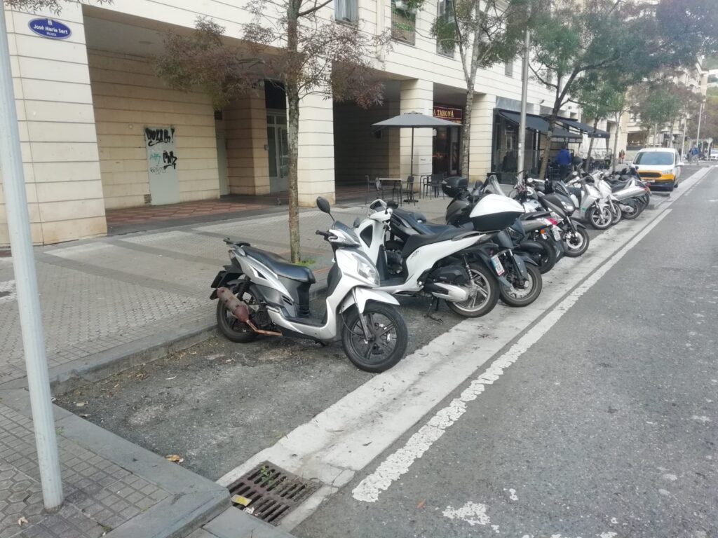 Fotomaton28oct "Lamentable" estado del asfalto en la plaza José María Sert
