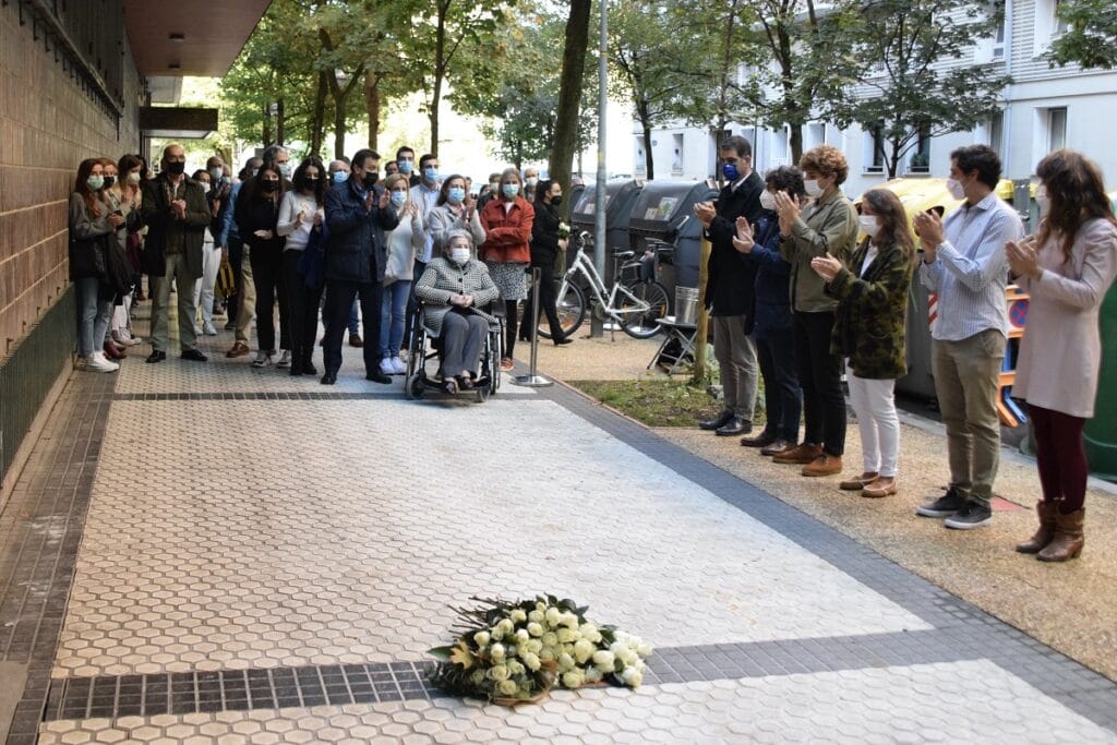 Garcia Cordero Donostia coloca una placa en memoria de Juan Manuel García Cordero